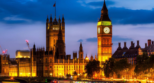 Westminster sotto assedio: la sfida di Nigel Farage e la crisi del mandato laburista